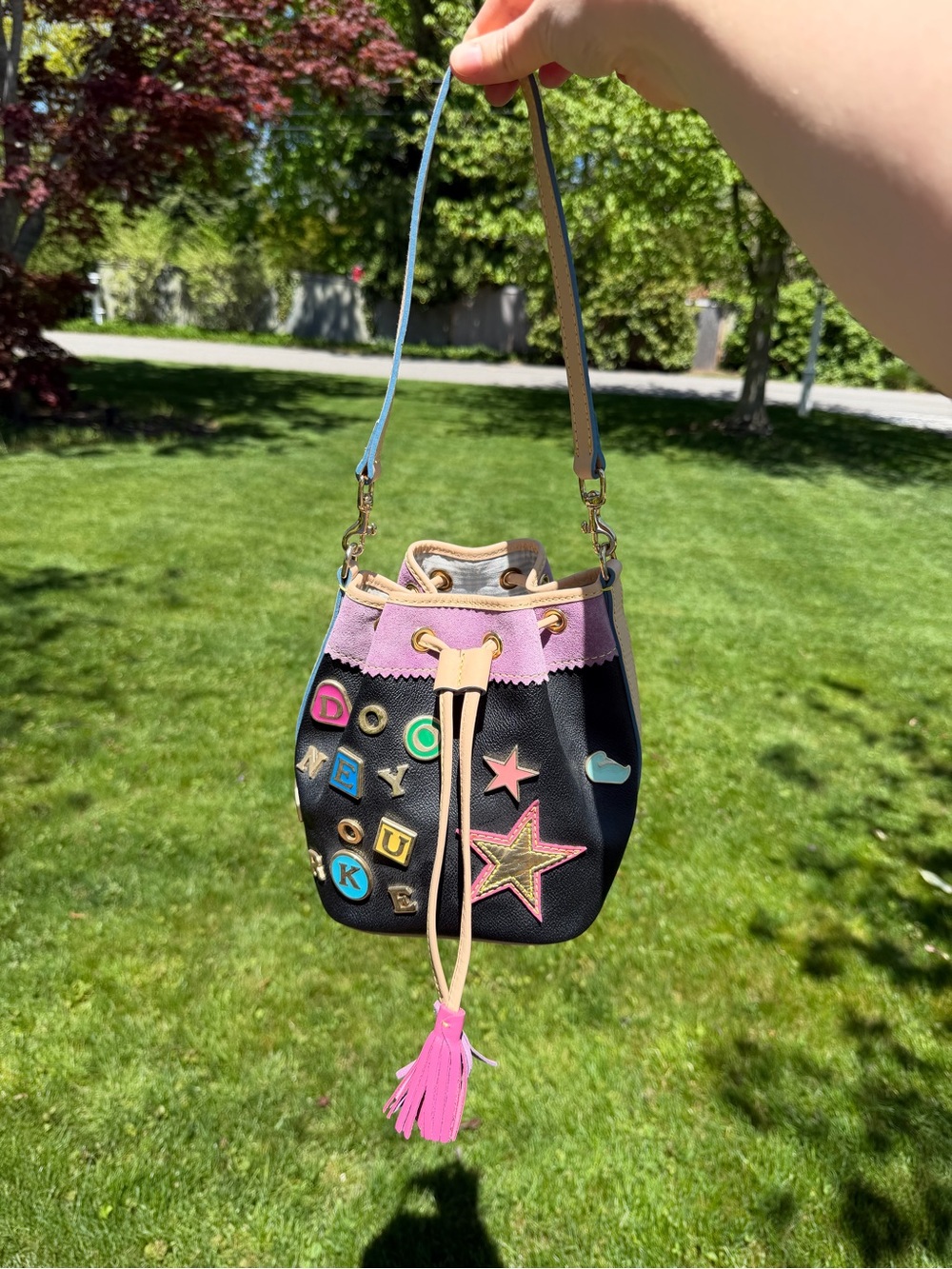 ✨💕Vintage Y2K Dooney & Bourke Charm Lindsay Lohan Bucket Bag in Black/ Pink✨💕 - Picture 2 of 16